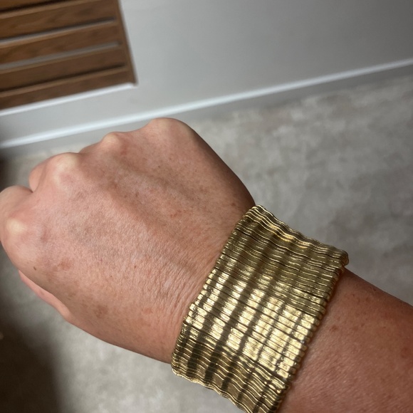 Gold cuff bracelet - Picture 3 of 3